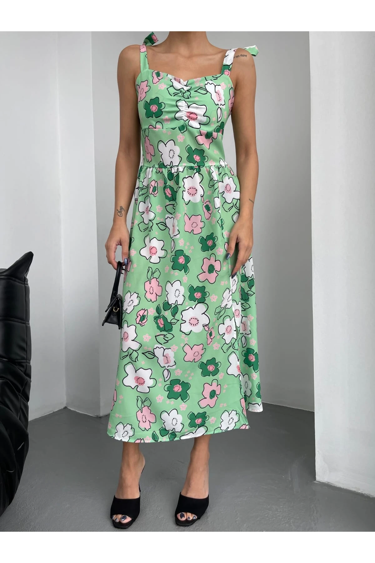 Çiçek Desenli Omuz Bağlamalı Elbise