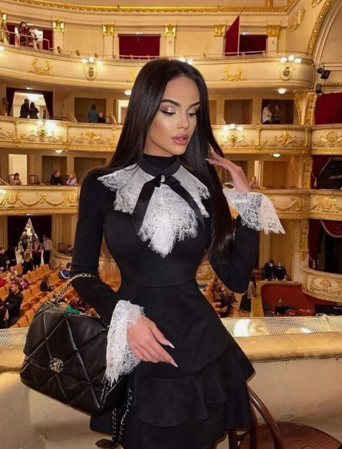 Dalgıç Kumaş İthal Dantel ve Bronş Detaylı Elbise