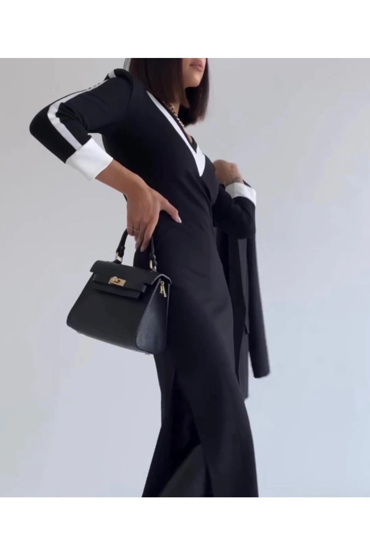 Dalgıç Kumaş Siyah Beyaz Garni Detaylı Yırtmaçlı Elbise