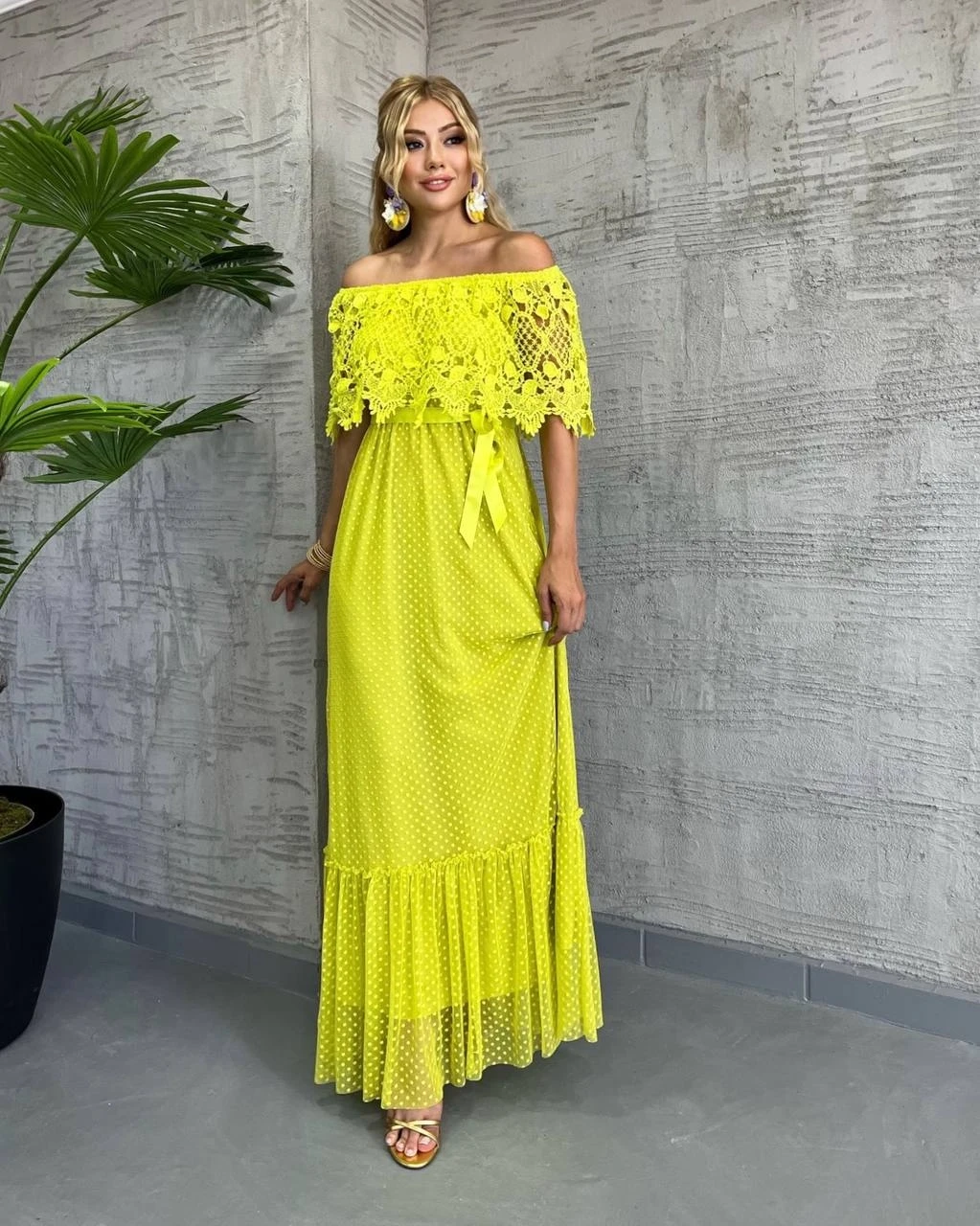 Madonna Yaka Güpürlü Maxi Elbise