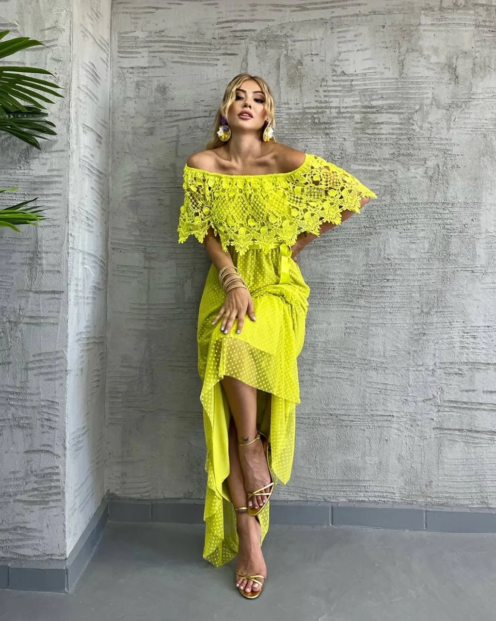 Madonna Yaka Güpürlü Maxi Elbise