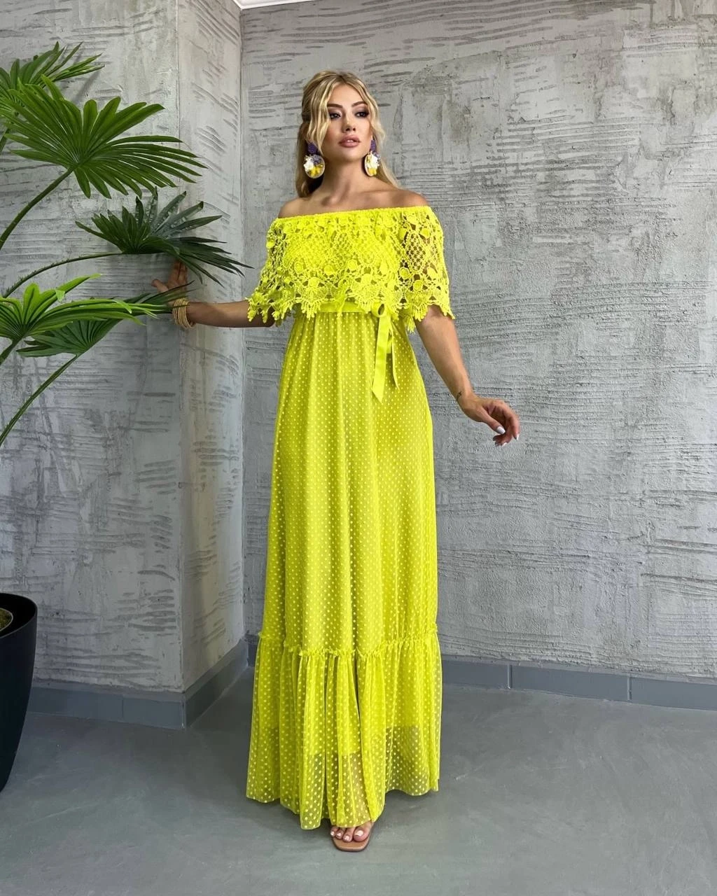 Madonna Yaka Güpürlü Maxi Elbise