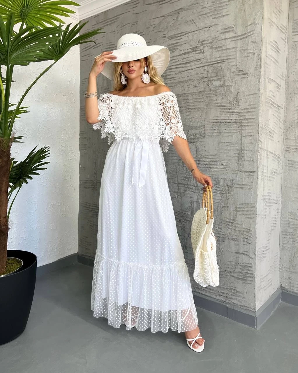 Madonna Yaka Güpürlü Maxi Elbise