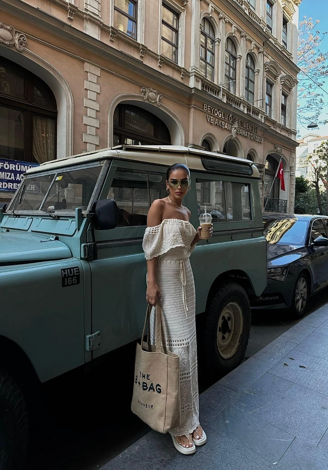 Madonna Yaka Nakış Detaylı Maxi Elbise