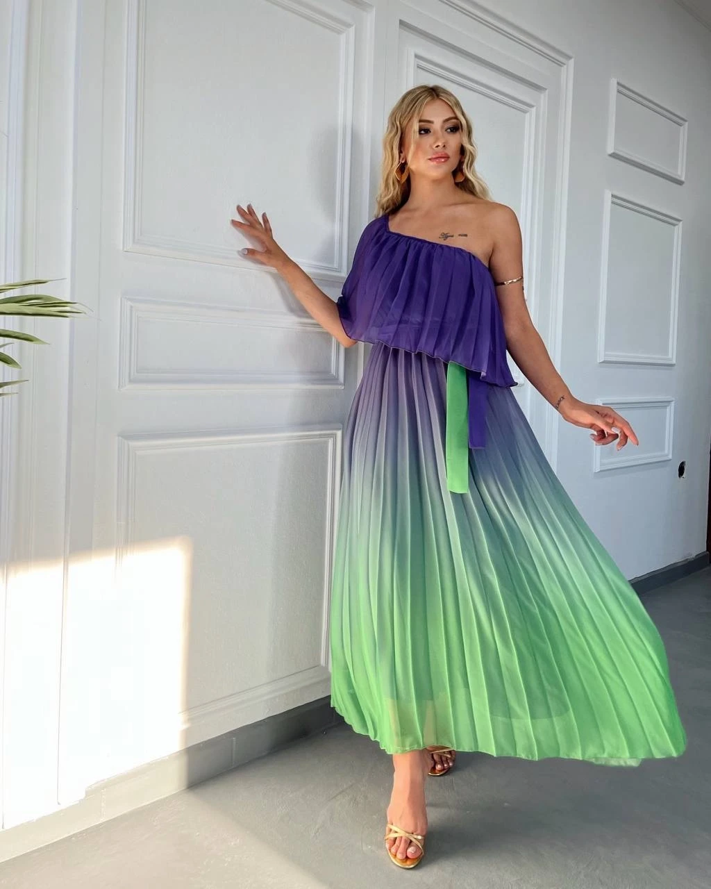 Madonna Yaka Renk Geçişli Piliseli Maxi Şifon Elbise