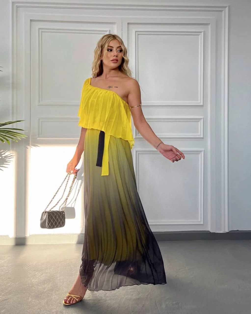 Madonna Yaka Renk Geçişli Piliseli Maxi Şifon Elbise