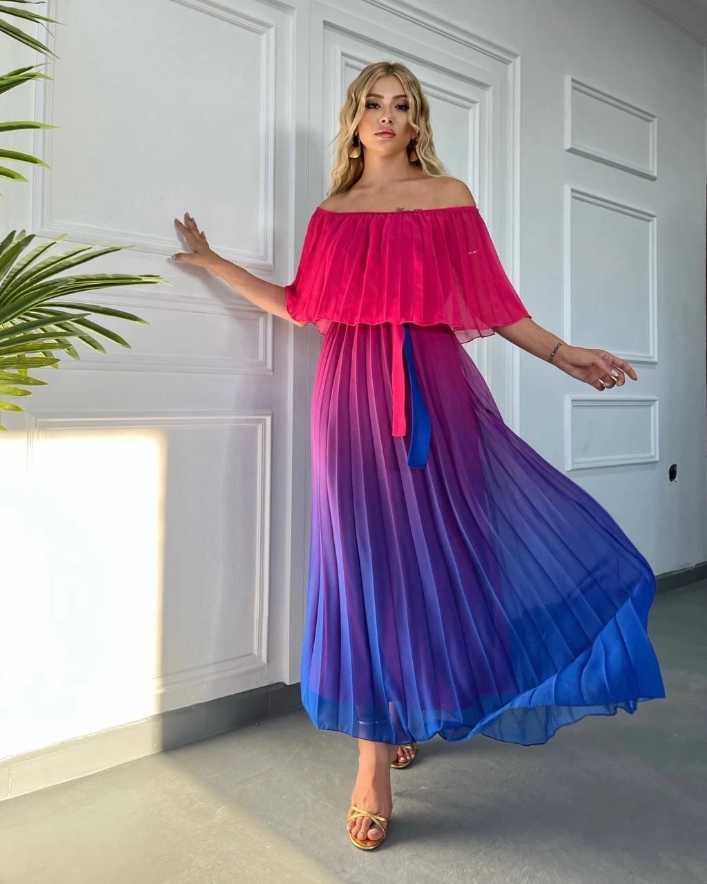 Madonna Yaka Renk Geçişli Piliseli Maxi Şifon Elbise