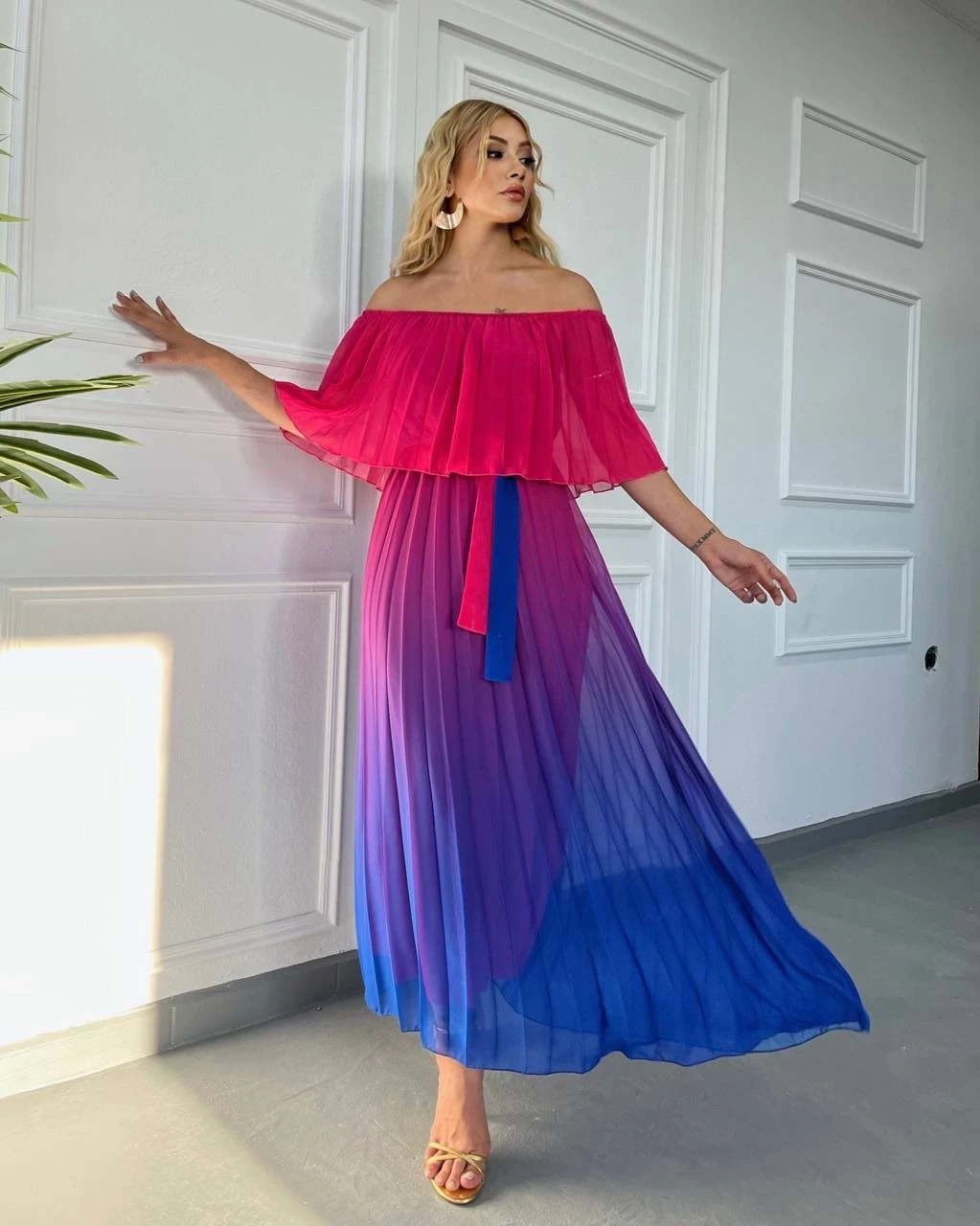 Madonna Yaka Renk Geçişli Piliseli Maxi Şifon Elbise