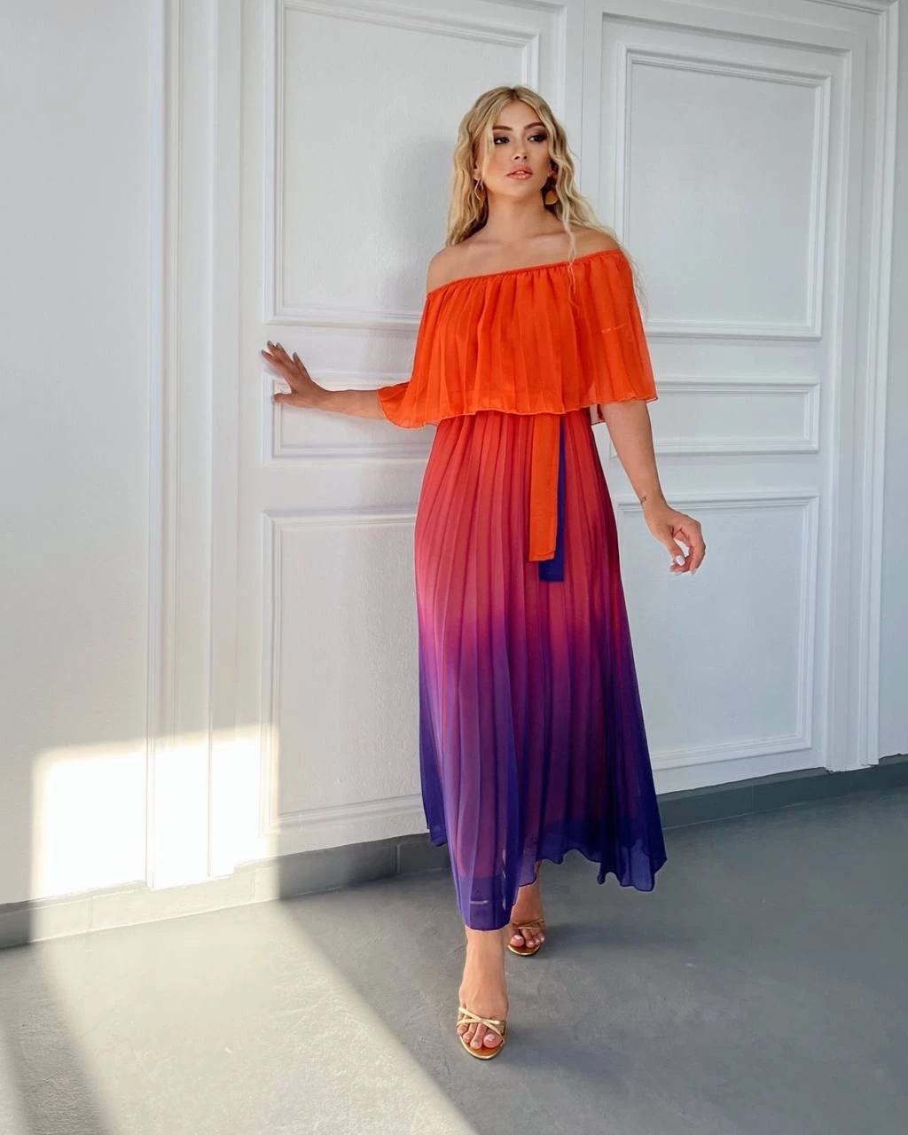 Madonna Yaka Renk Geçişli Piliseli Maxi Şifon Elbise