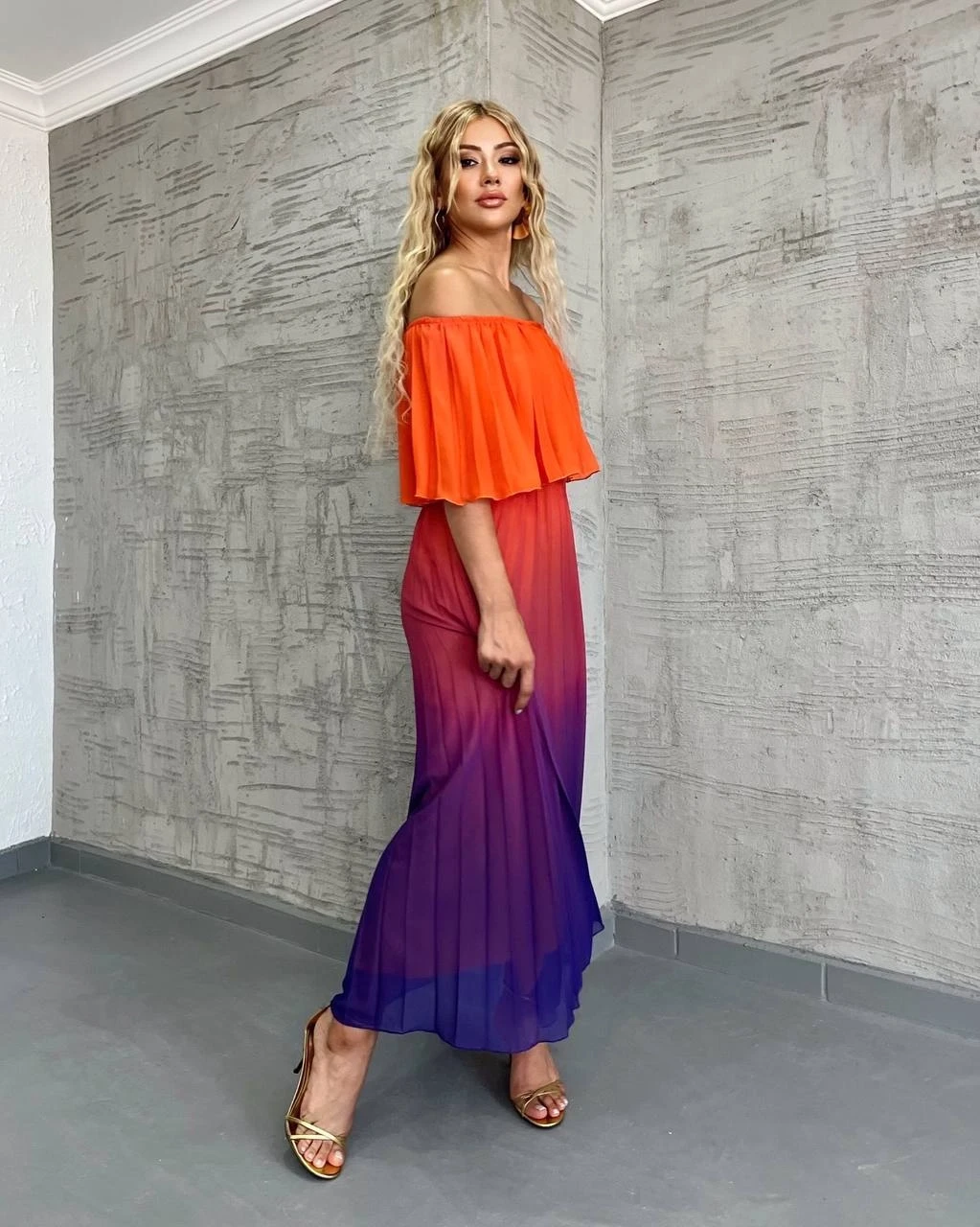 Madonna Yaka Renk Geçişli Piliseli Maxi Şifon Elbise