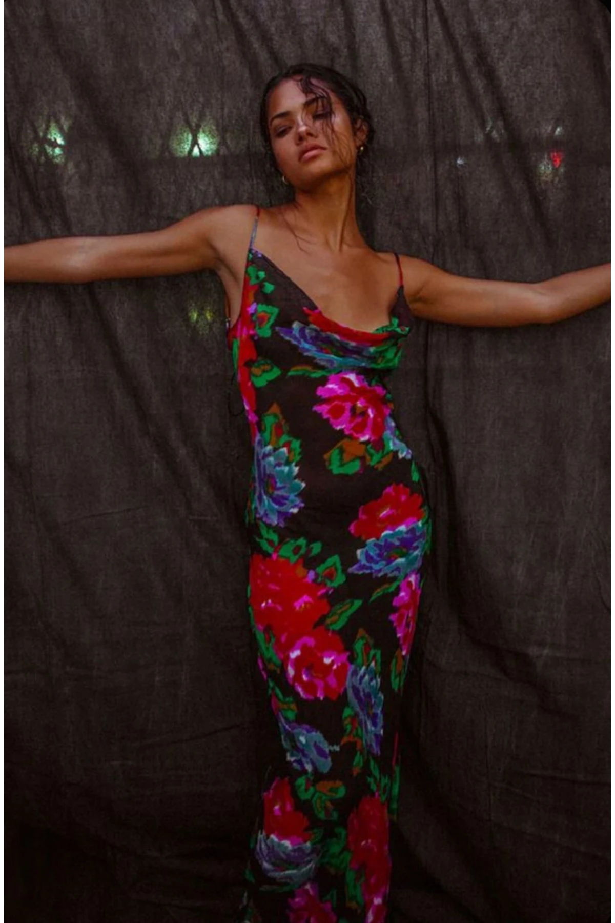 Micro Kumaş Çiçek Desenli Sırt Tasarım Maxi Elbise