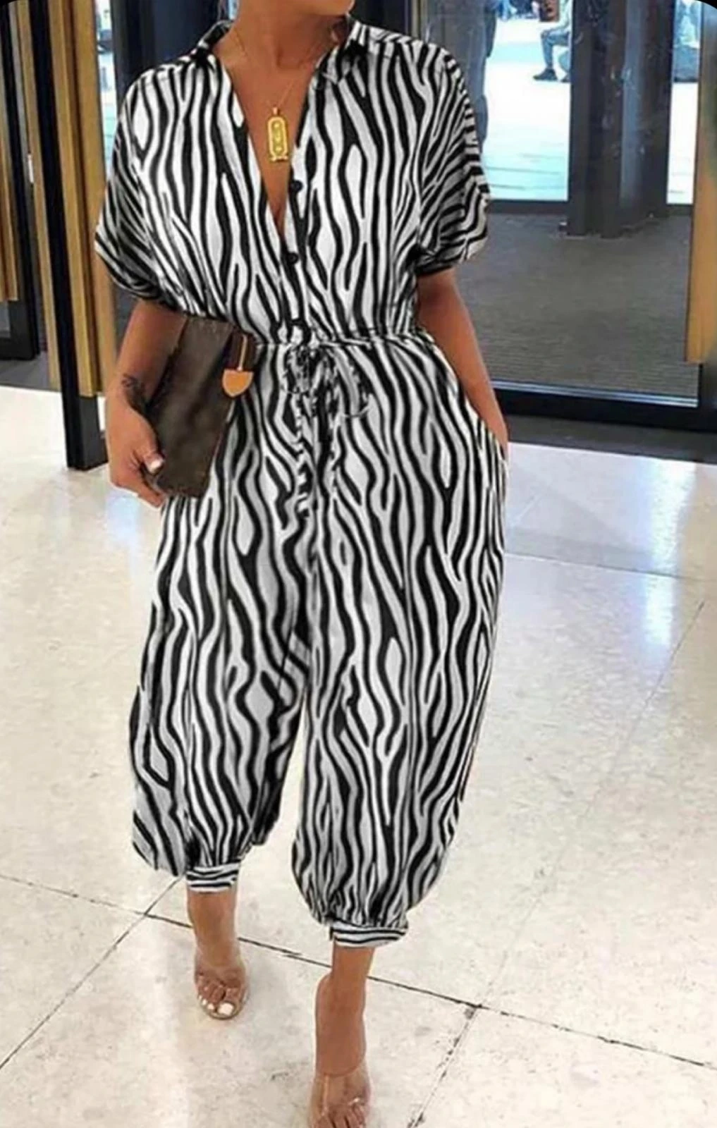 Mikro  Kumaş Zbra Desenli ve Düğme Detaylı Tulum ** BELİ KUSAKSIZ