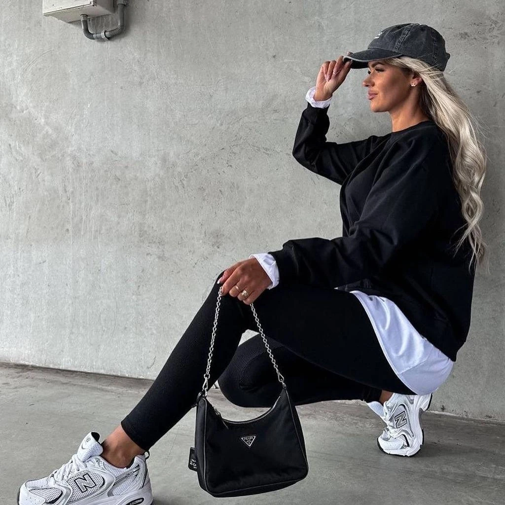 İki İplik Kumaş Takım ( İçindeki Tshirt Takımladır)