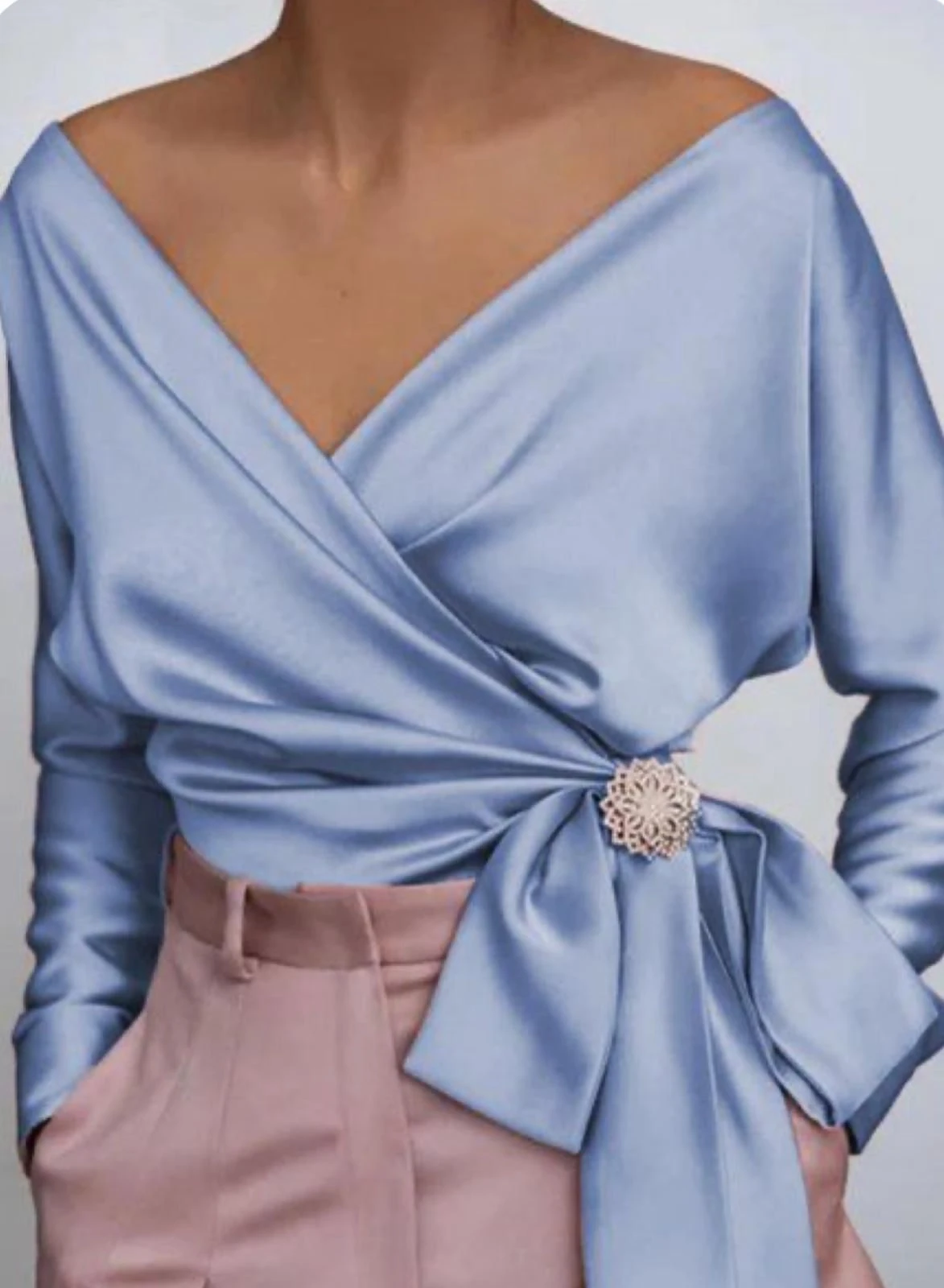 Saten Kumaş Bronş Detaylı Bluz