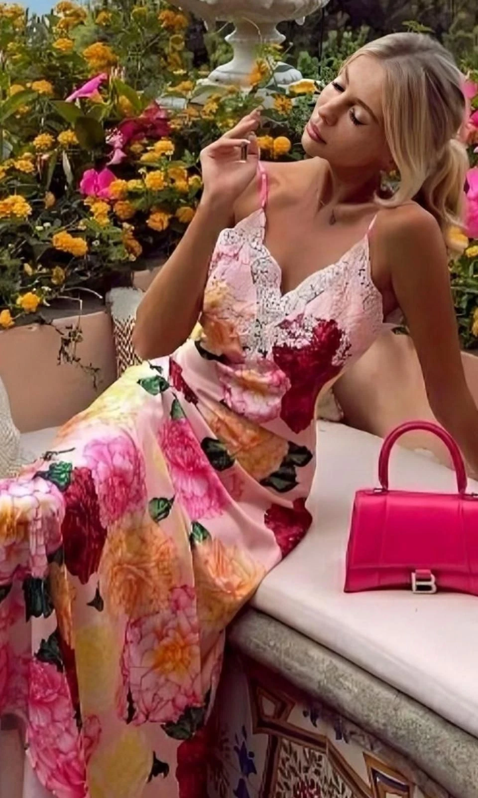 Saten Kumaş Çiçekli Dantel Detaylı Maxi Boy Elbise