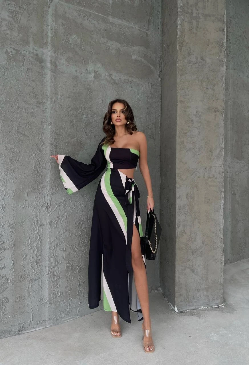 Saten Kumaş Yırtmaçlı Elbise