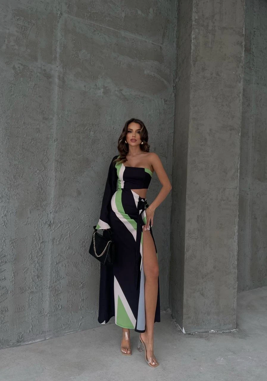 Saten Kumaş Yırtmaçlı Elbise