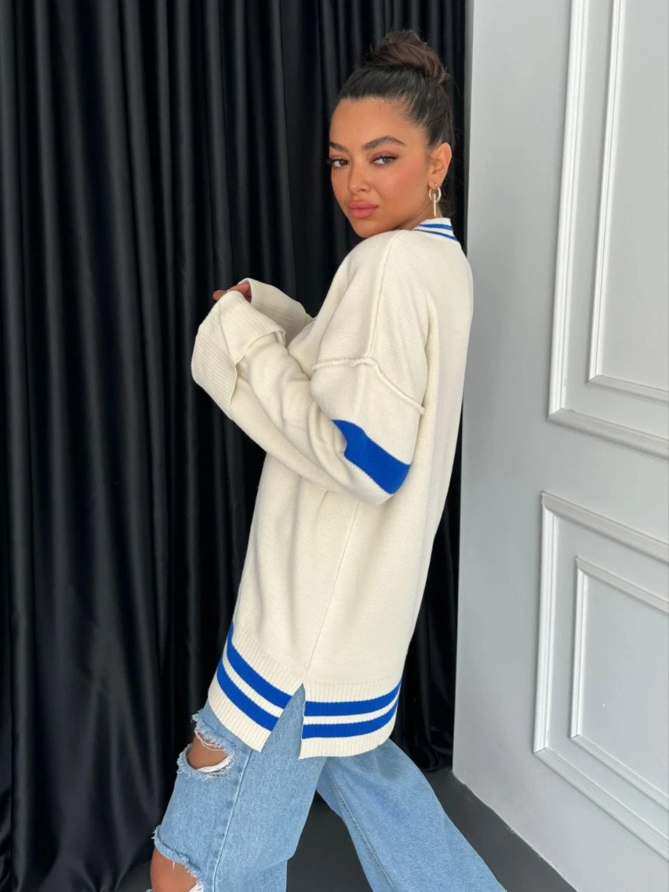 V Yaka Çizgi Detaylı Triko Kazak