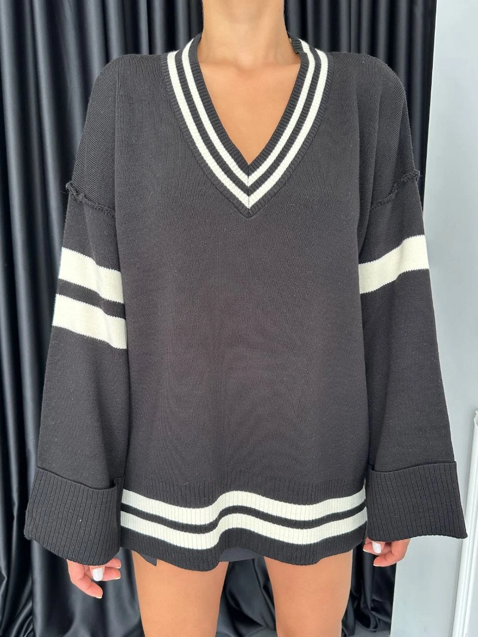 V Yaka Çizgi Detaylı Triko Kazak