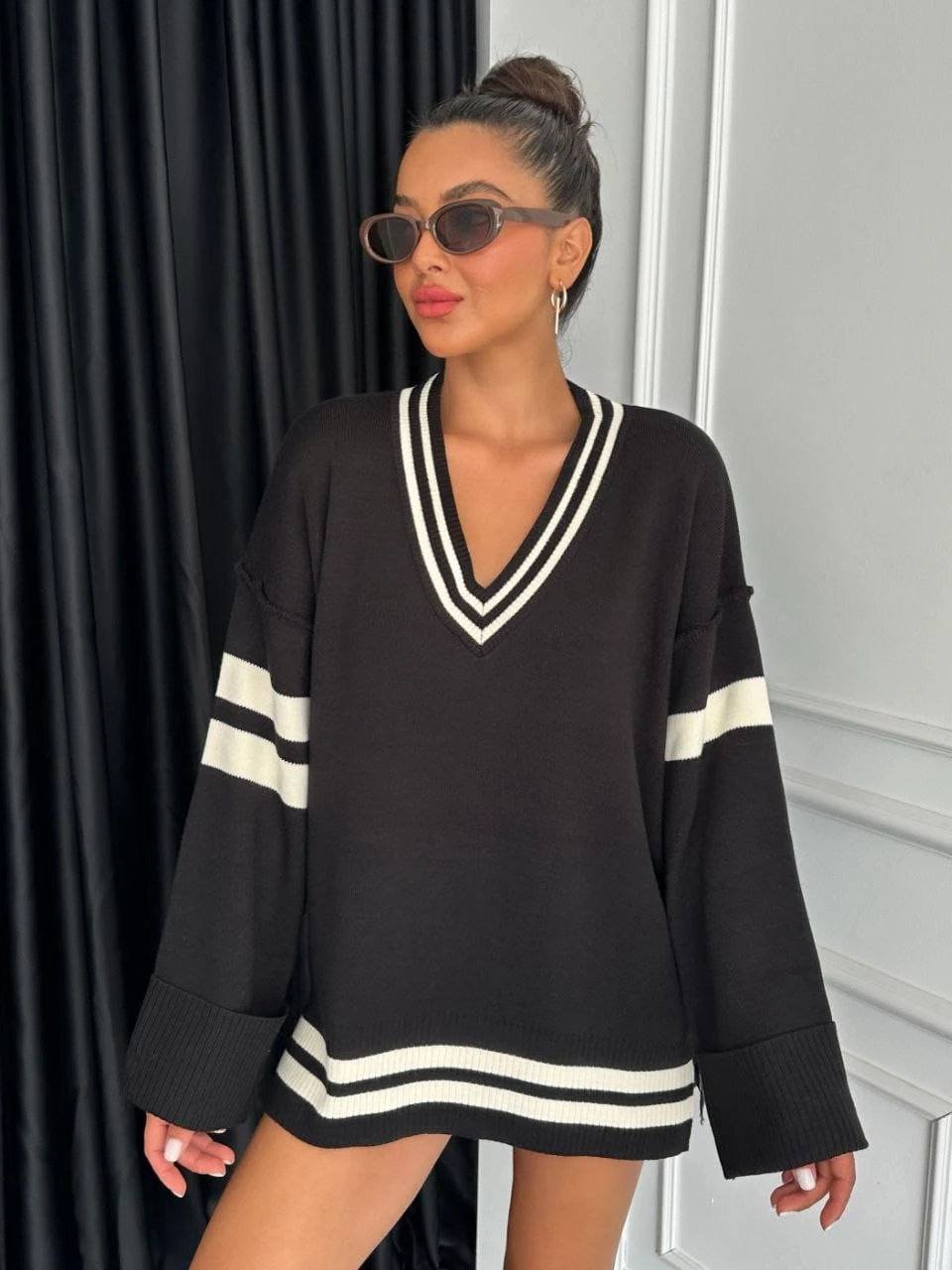 V Yaka Çizgi Detaylı Triko Kazak