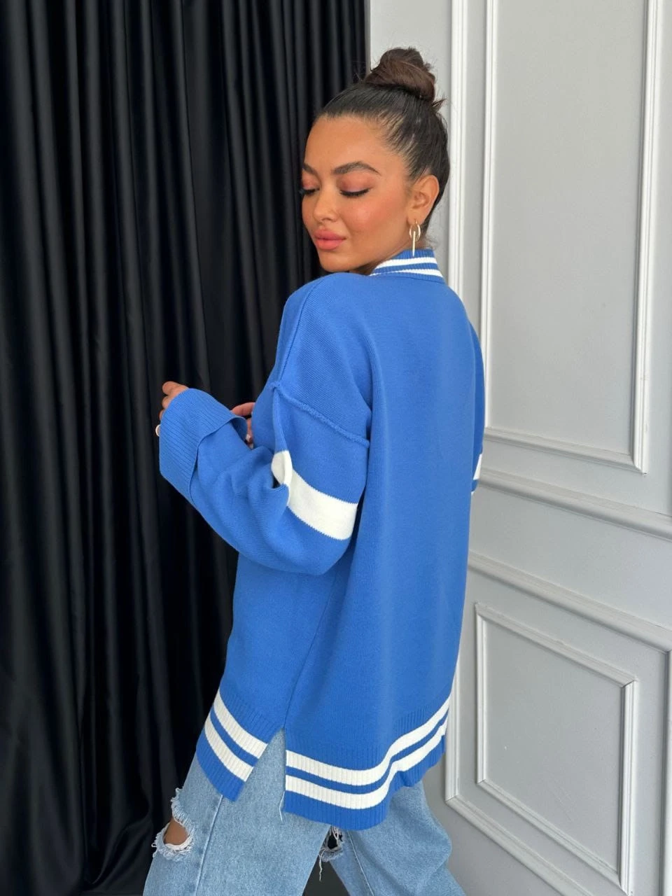 V Yaka Çizgi Detaylı Triko Kazak