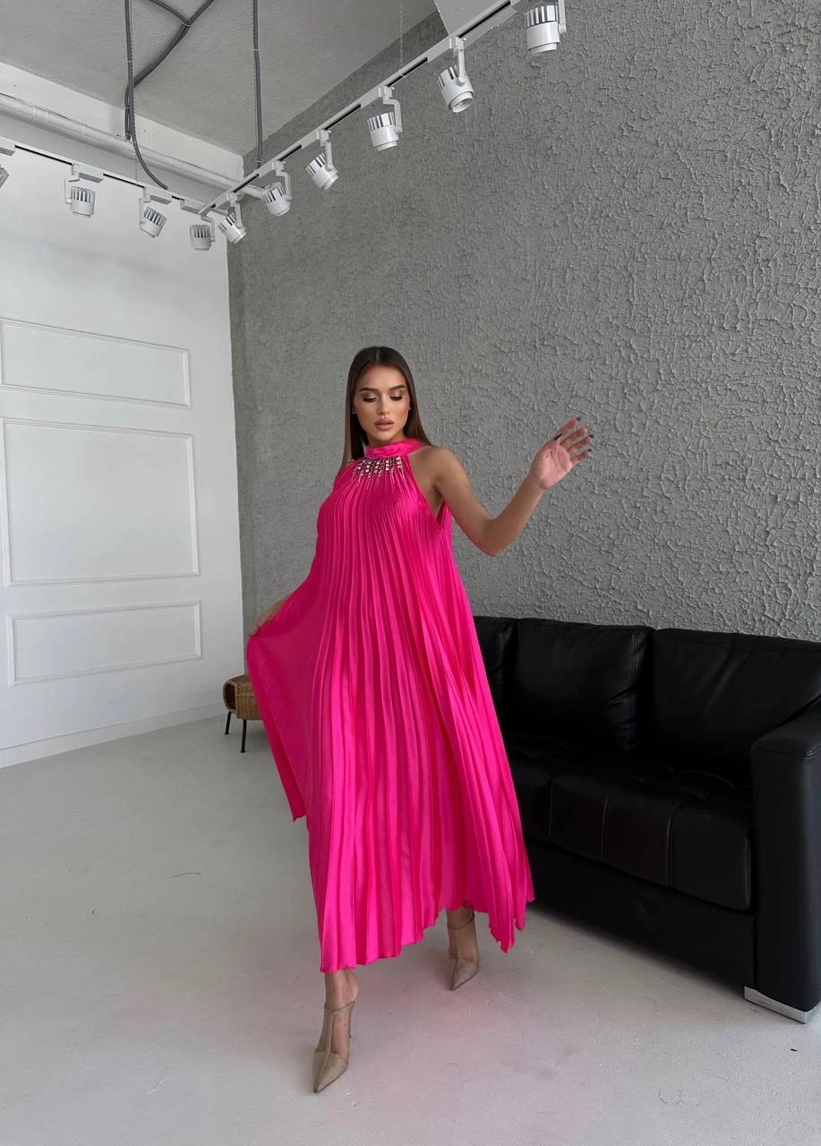 Yakası Aksesuarlı Piliseli Maxi Elbise