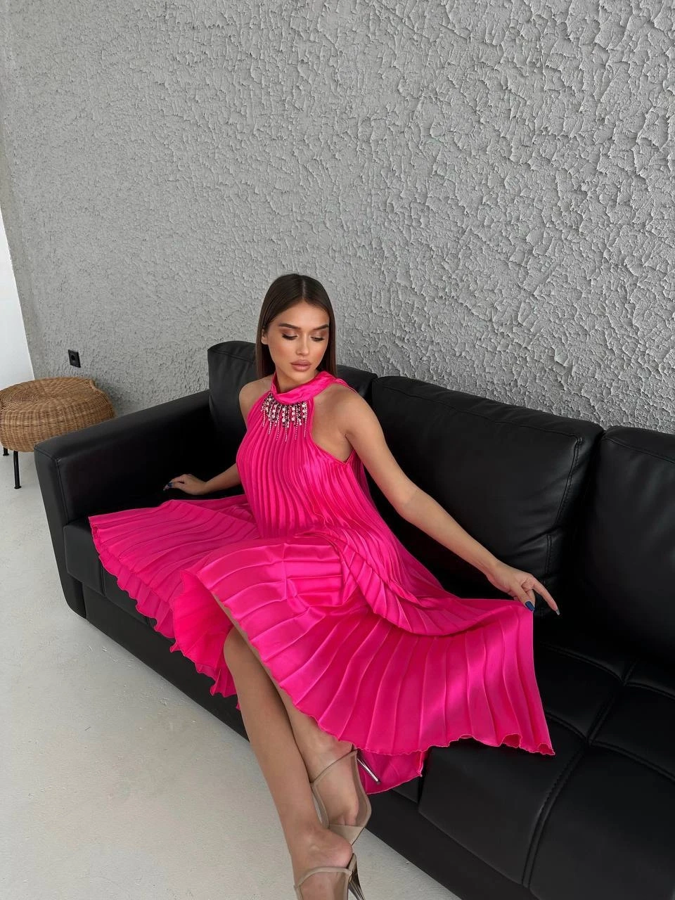 Yakası Aksesuarlı Piliseli Maxi Elbise