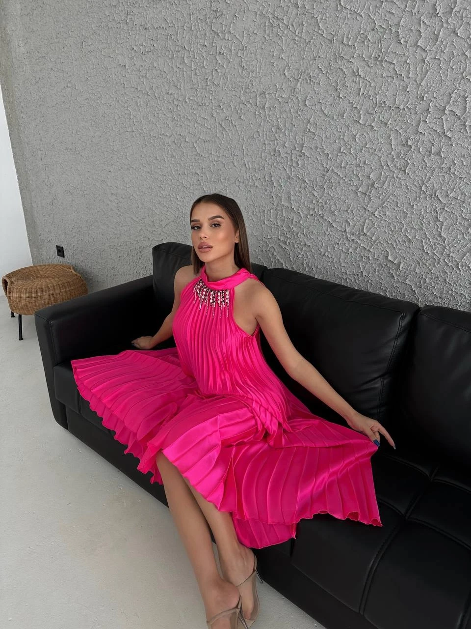 Yakası Aksesuarlı Piliseli Maxi Elbise