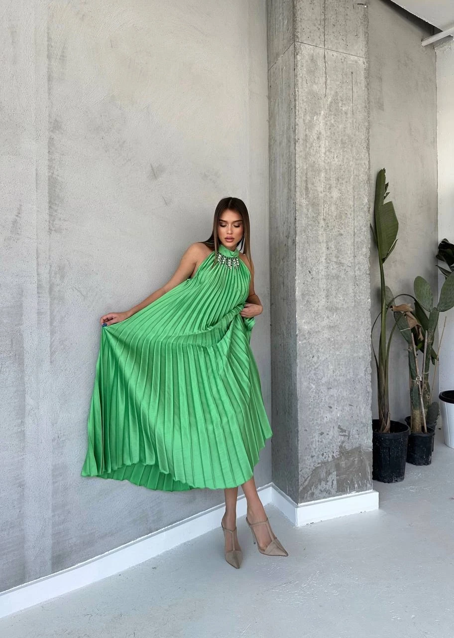 Yakası Aksesuarlı Piliseli Maxi Elbise