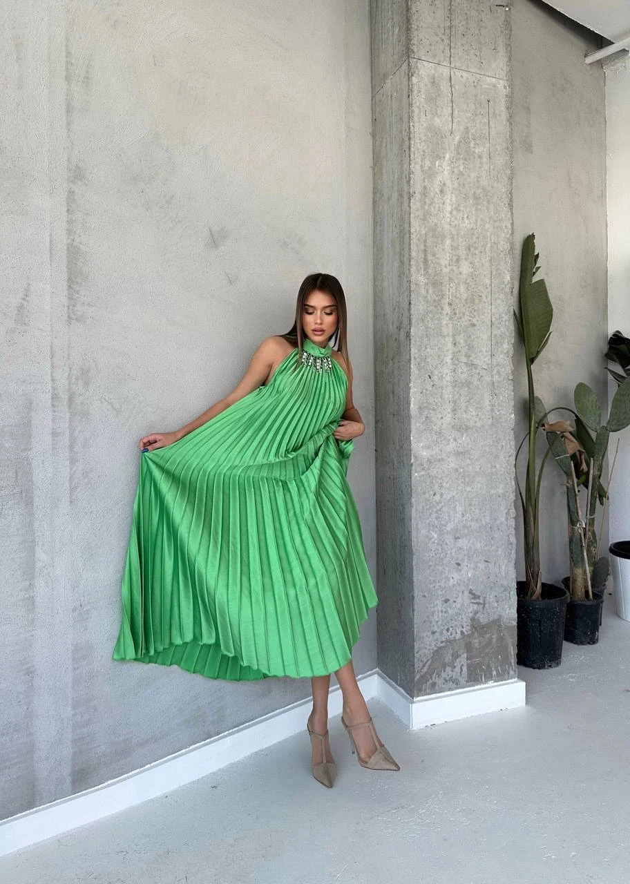 Yakası Aksesuarlı Piliseli Maxi Elbise