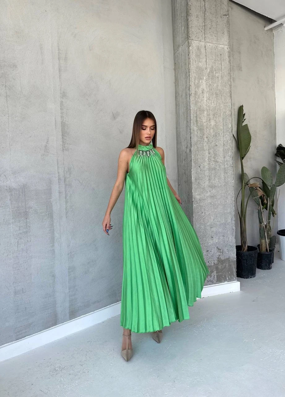 Yakası Aksesuarlı Piliseli Maxi Elbise