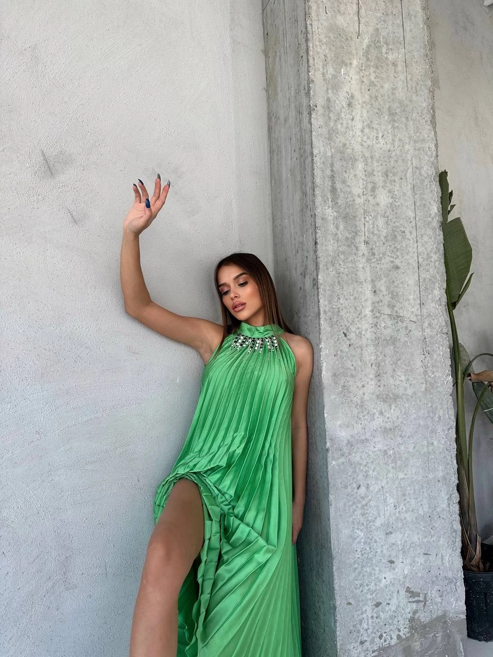 Yakası Aksesuarlı Piliseli Maxi Elbise