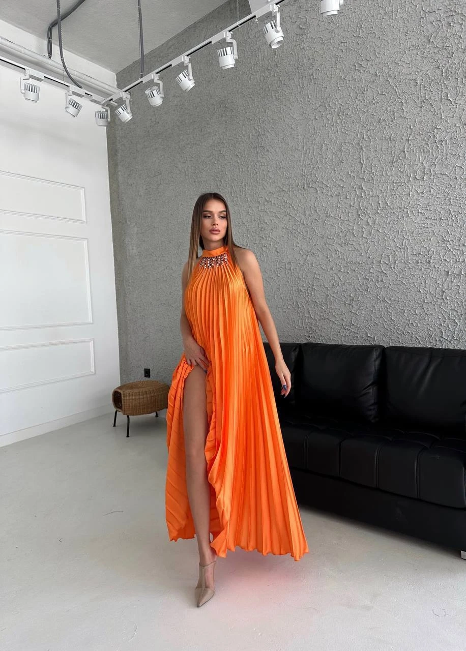 Yakası Aksesuarlı Piliseli Maxi Elbise