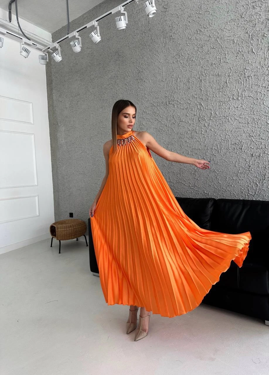 Yakası Aksesuarlı Piliseli Maxi Elbise