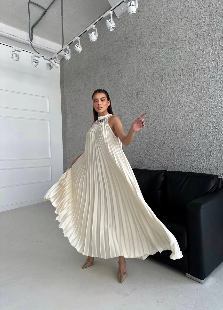 Yakası Aksesuarlı Piliseli Maxi Elbise