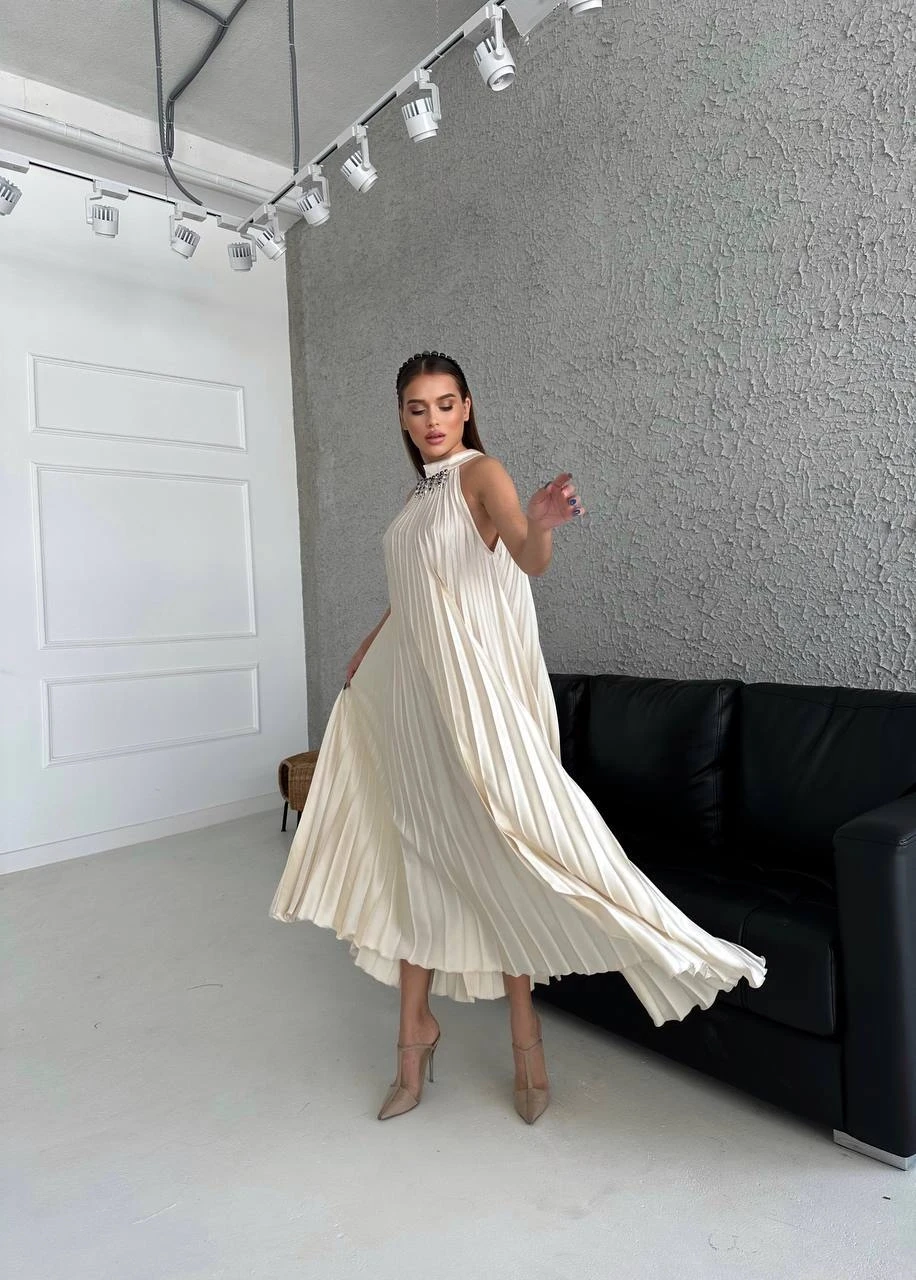 Yakası Aksesuarlı Piliseli Maxi Elbise