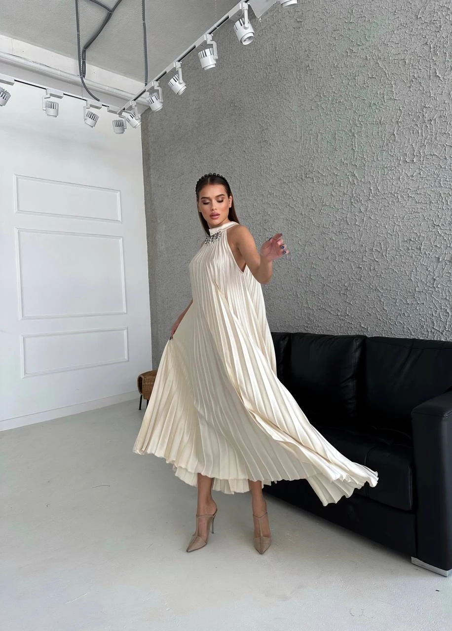 Yakası Aksesuarlı Piliseli Maxi Elbise