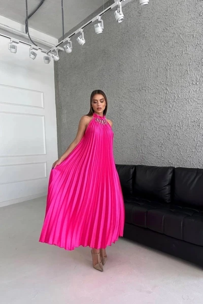 Yakası Aksesuarlı Piliseli Maxi Elbise