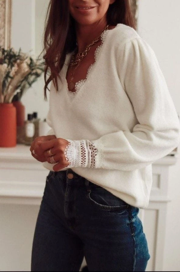 Yumoş Kumaş Güpürlü Dantel Detaylı Bluz