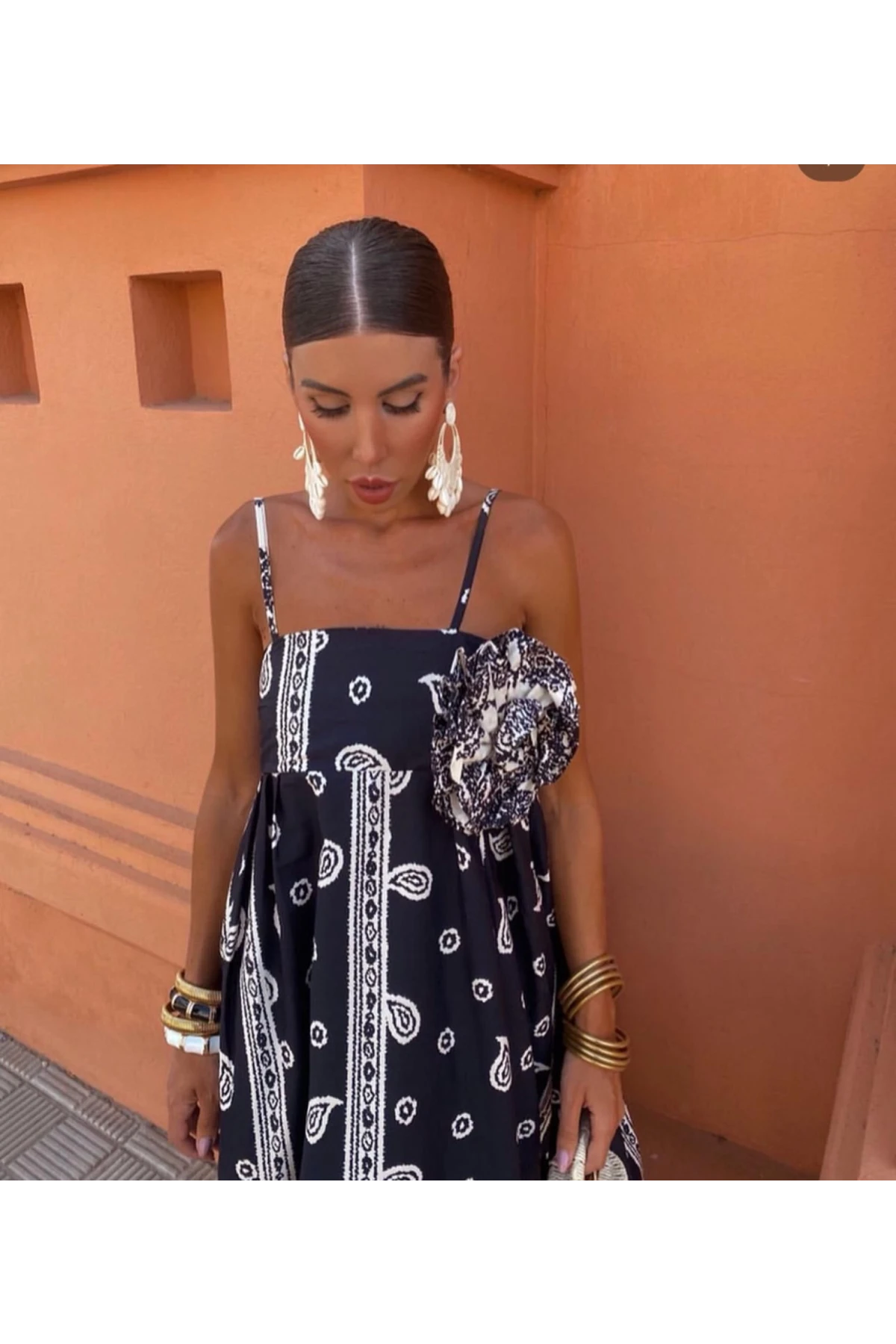 Mikro Kumaş Gül Detaylı Elbise