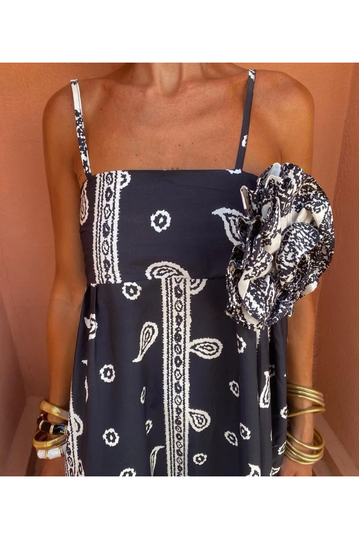 Mikro Kumaş Gül Detaylı Elbise