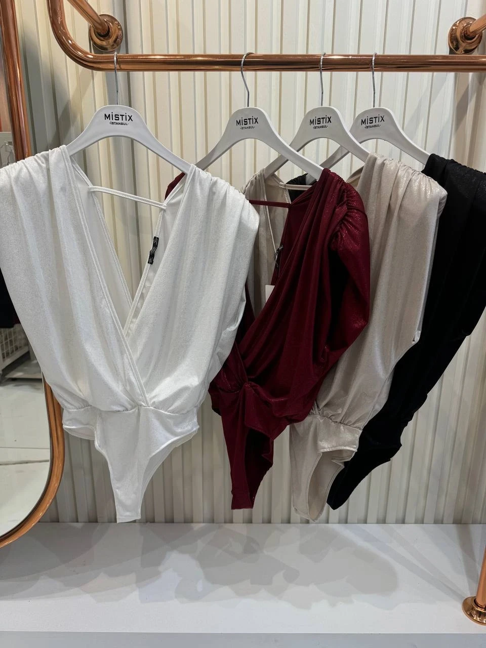Omzu Vatkalı Varak Detay Bodysuit