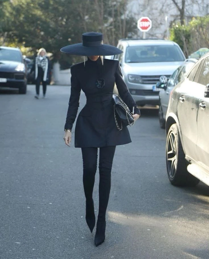 Scuba Kumaş Gül Aksesuarlı Düğmeli Elbise