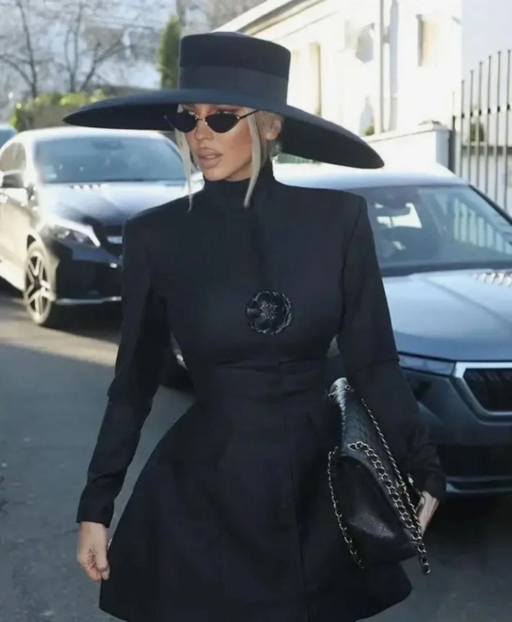 Scuba Kumaş Gül Aksesuarlı Düğmeli Elbise