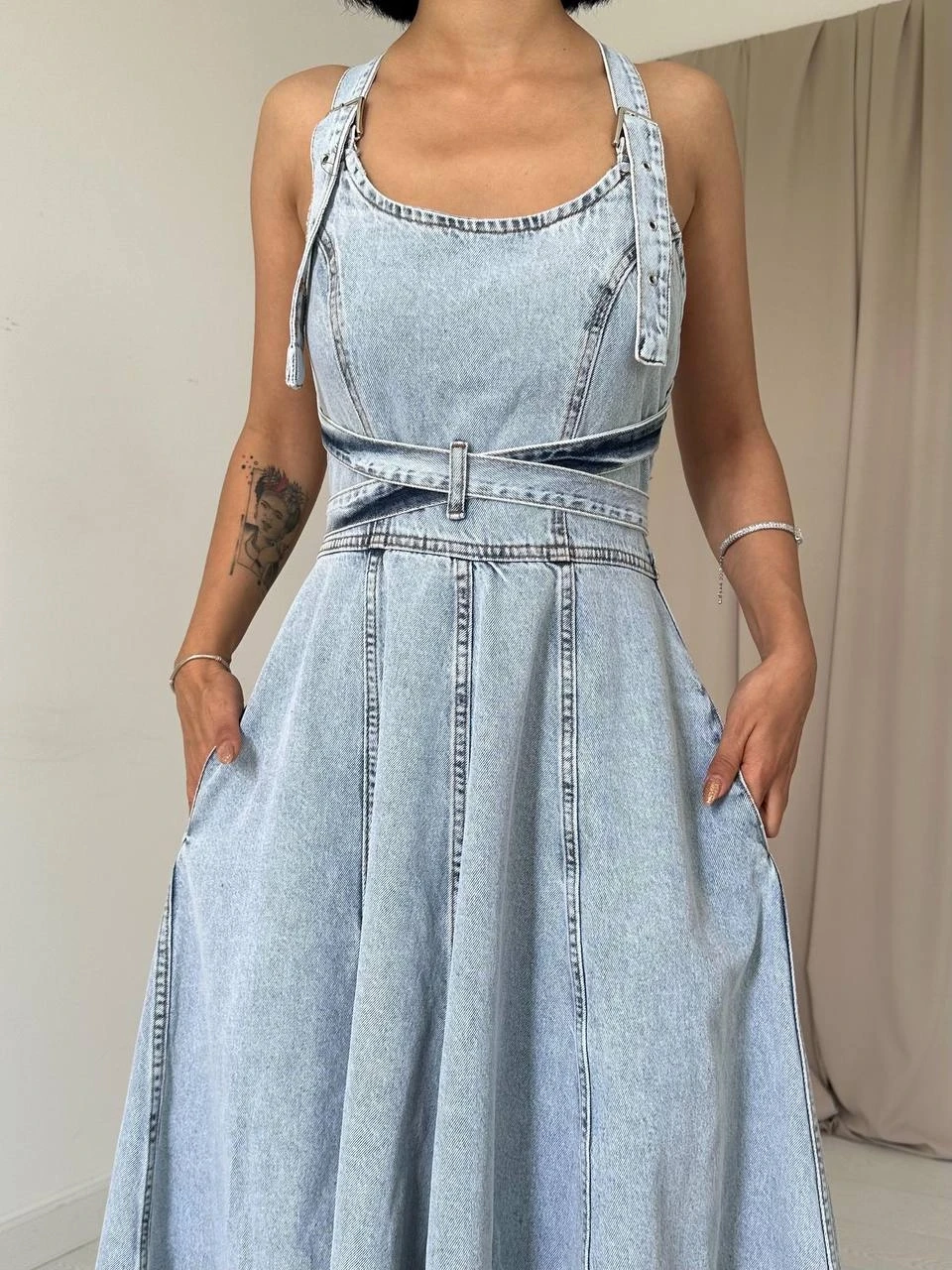 Sırt Dekolteli Tasarım Denim Elbise