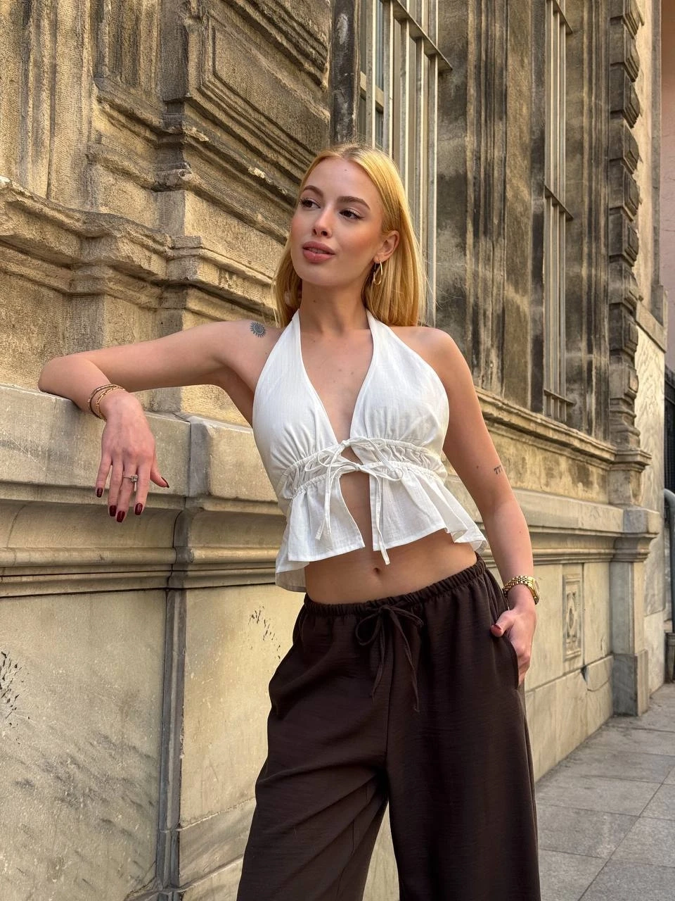 Boyundan Bağlamalı Sırtı Açık Keten Bluz