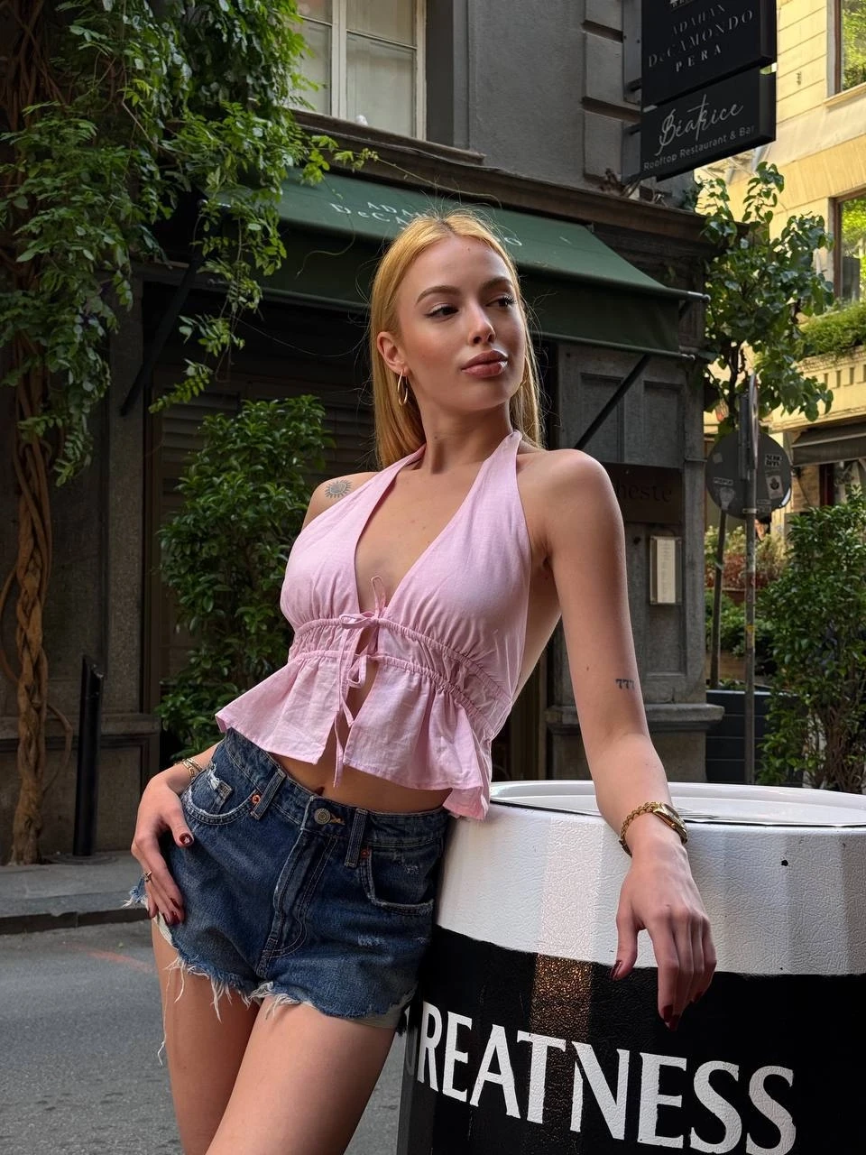 Boyundan Bağlamalı Sırtı Açık Keten Bluz