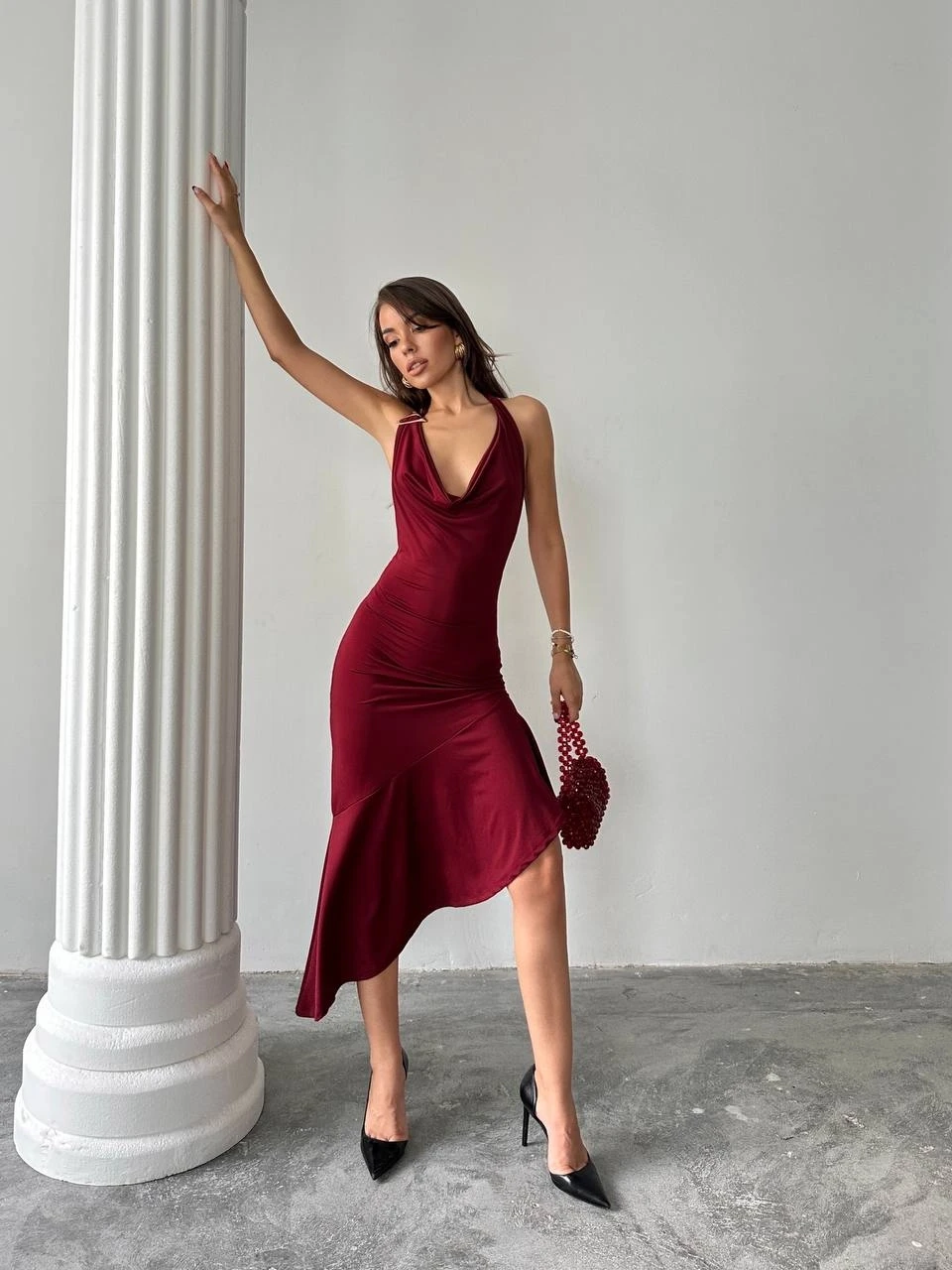 Degaje Yaka Aksesuar Detaylı Midi Yırtmaçlı Elbise Bordo