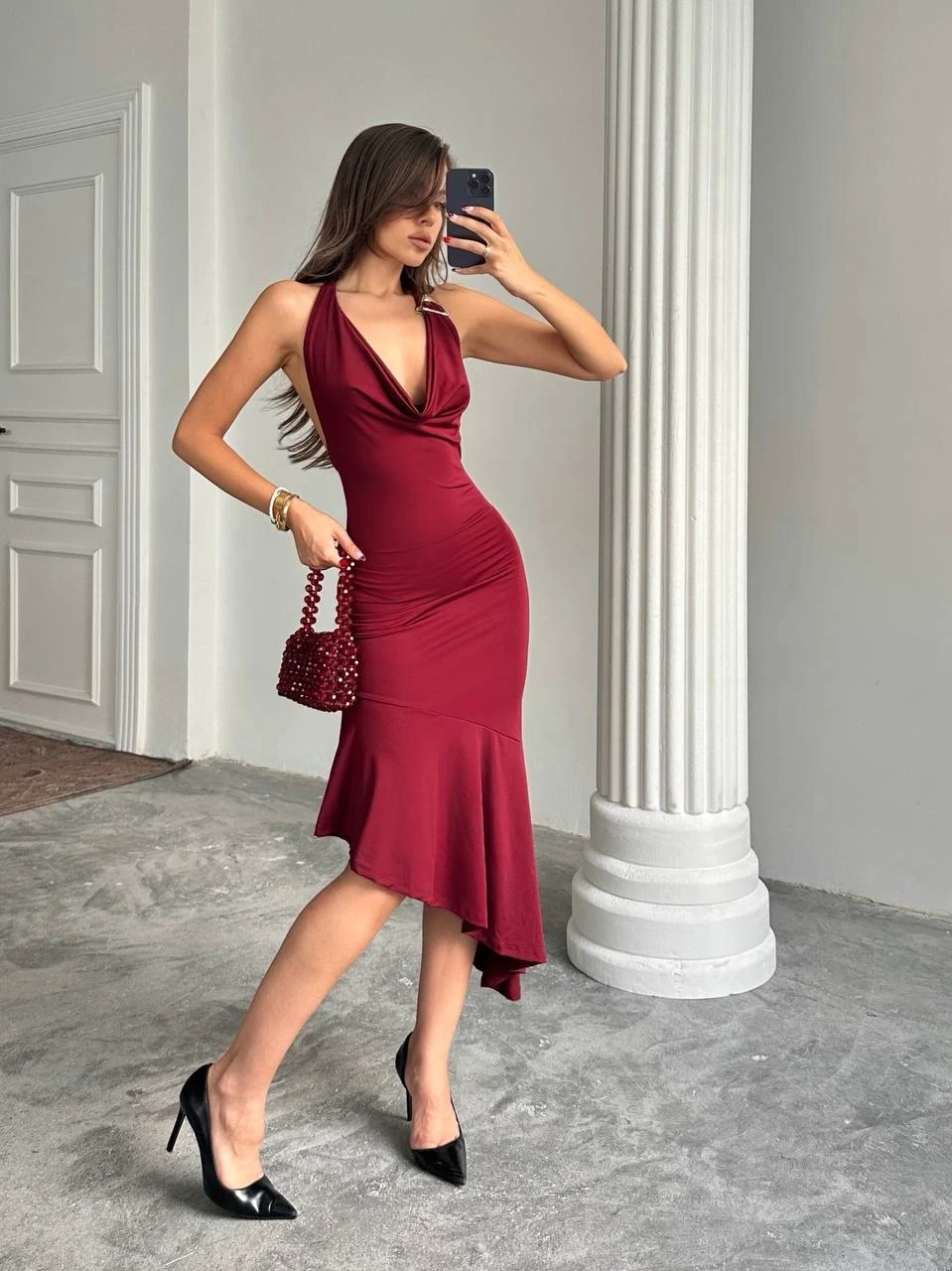 Degaje Yaka Aksesuar Detaylı Midi Yırtmaçlı Elbise Bordo