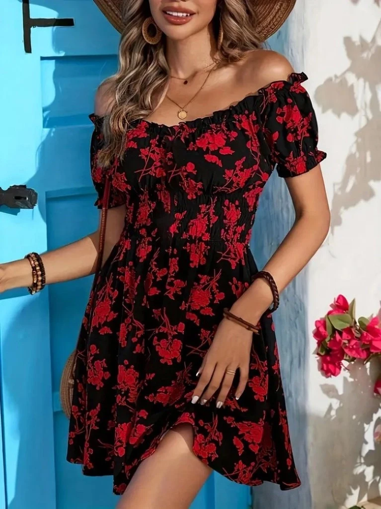 Kısa Kollu Madonna Yaka Desenli Kısa Süprem Elbise